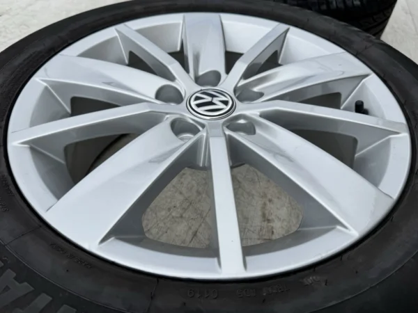 Genuine Volkswagen Polo 15 Inch Silver 10-Spoke Alloy Wheels with 185/60 Tyres – 6C0601025